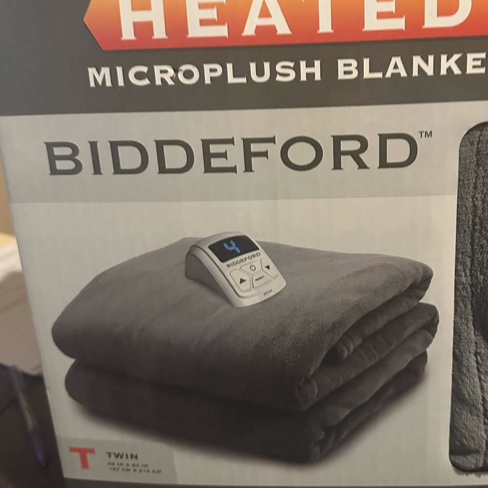 Twin size heated blanket NEW IN BOX
